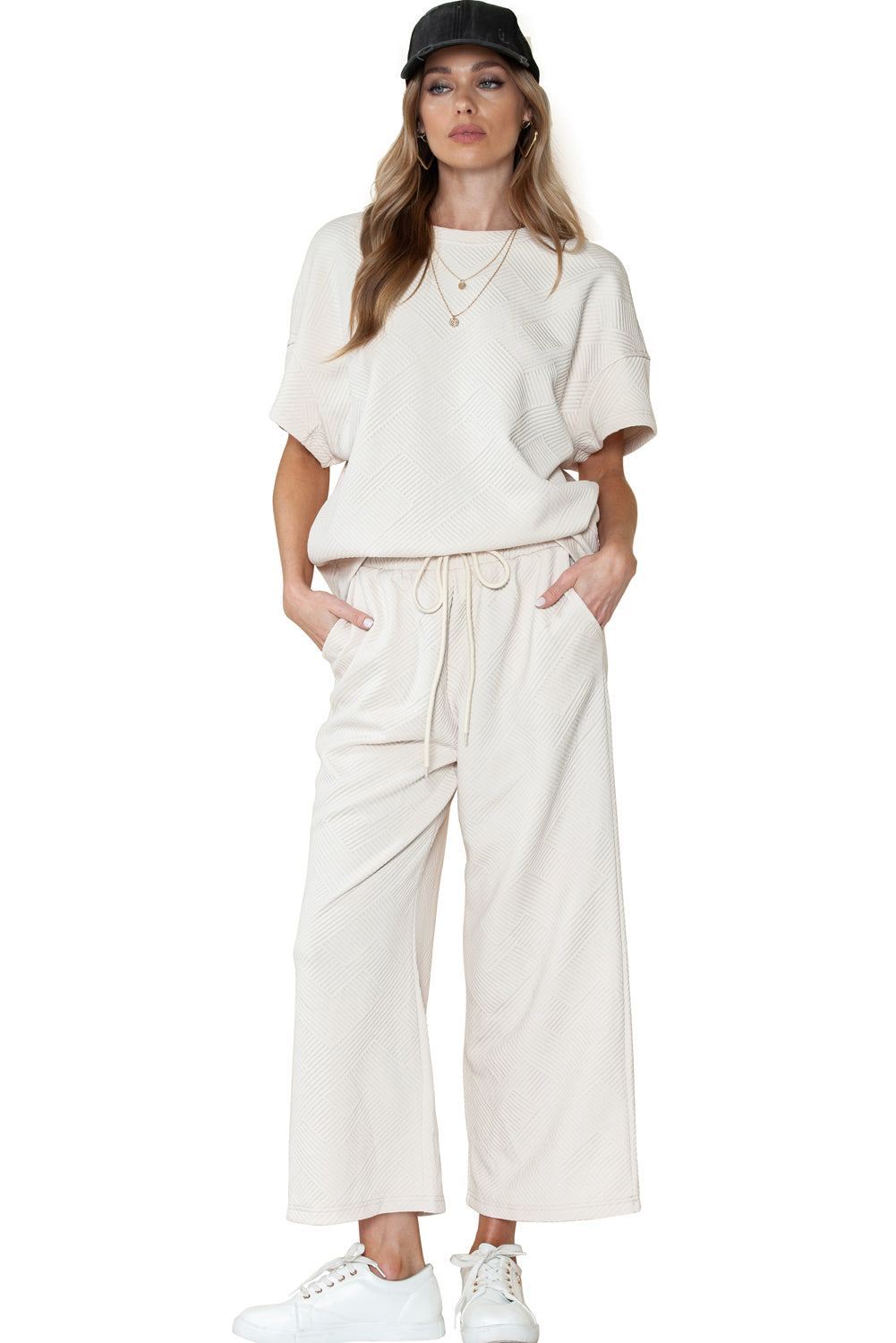 Schwarzes, strukturiertes, locker sitzendes T-Shirt und Hose mit Kordelzug