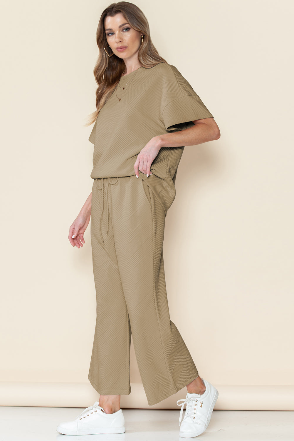 Schwarzes, strukturiertes, locker sitzendes T-Shirt und Hose mit Kordelzug