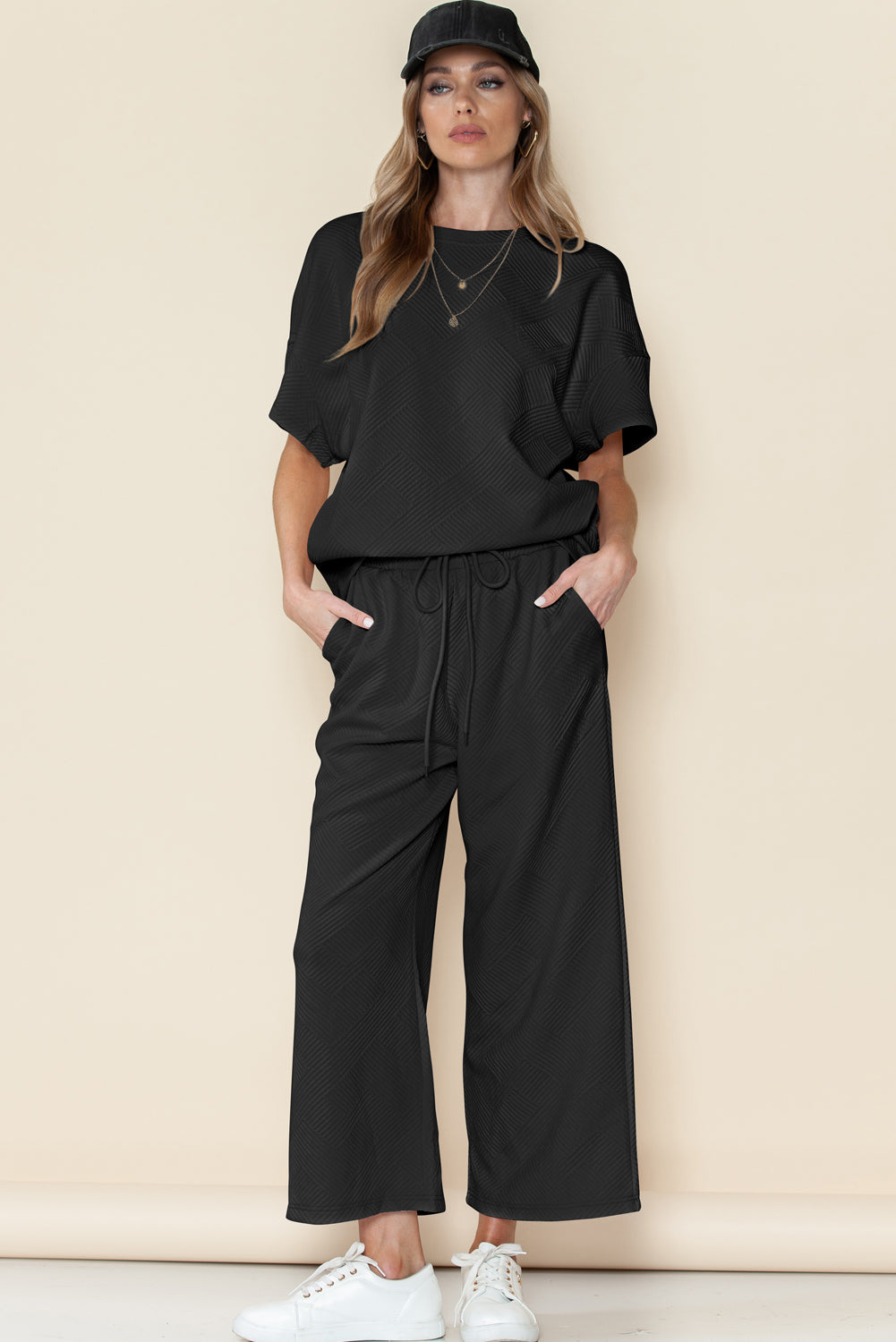 Schwarzes, strukturiertes, locker sitzendes T-Shirt und Hose mit Kordelzug