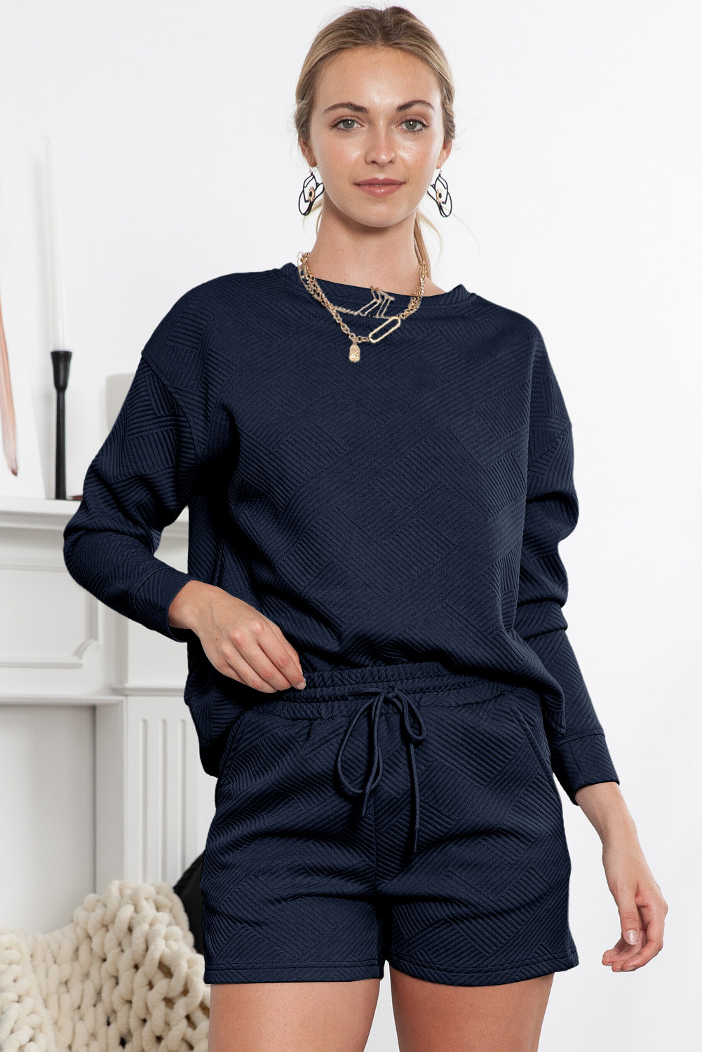 Graues Set mit langärmligem Oberteil und Shorts mit Kordelzug und Strukturmuster