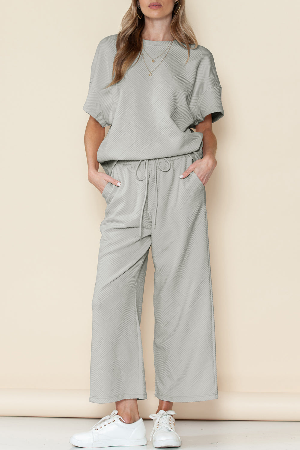 Schwarzes, strukturiertes, locker sitzendes T-Shirt und Hose mit Kordelzug
