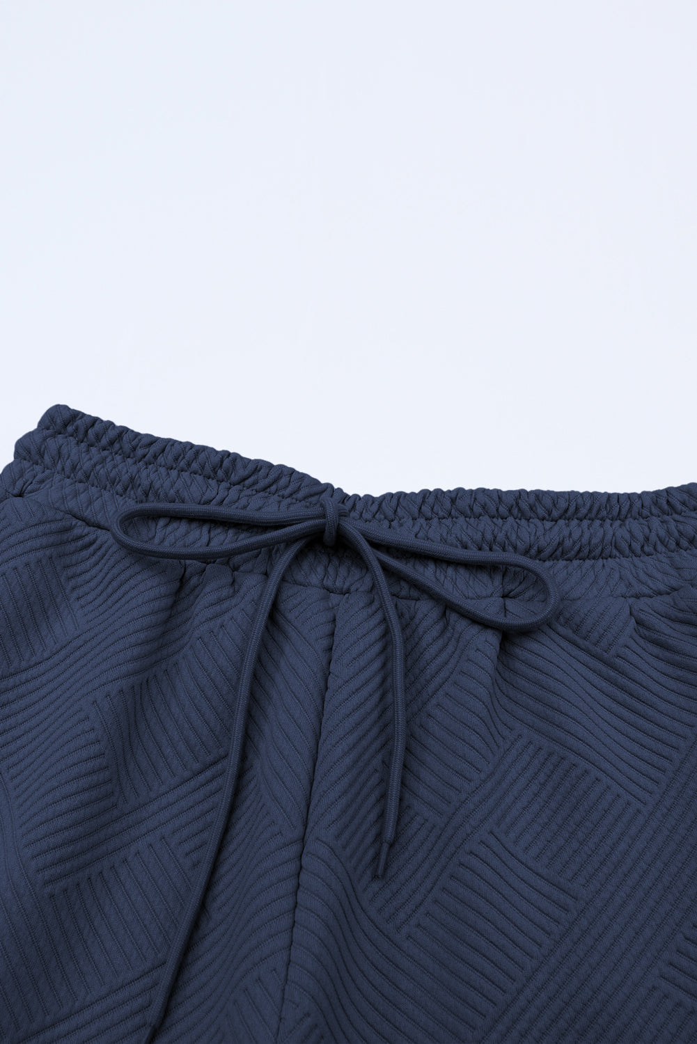 Schwarzes, strukturiertes, locker sitzendes T-Shirt und Hose mit Kordelzug