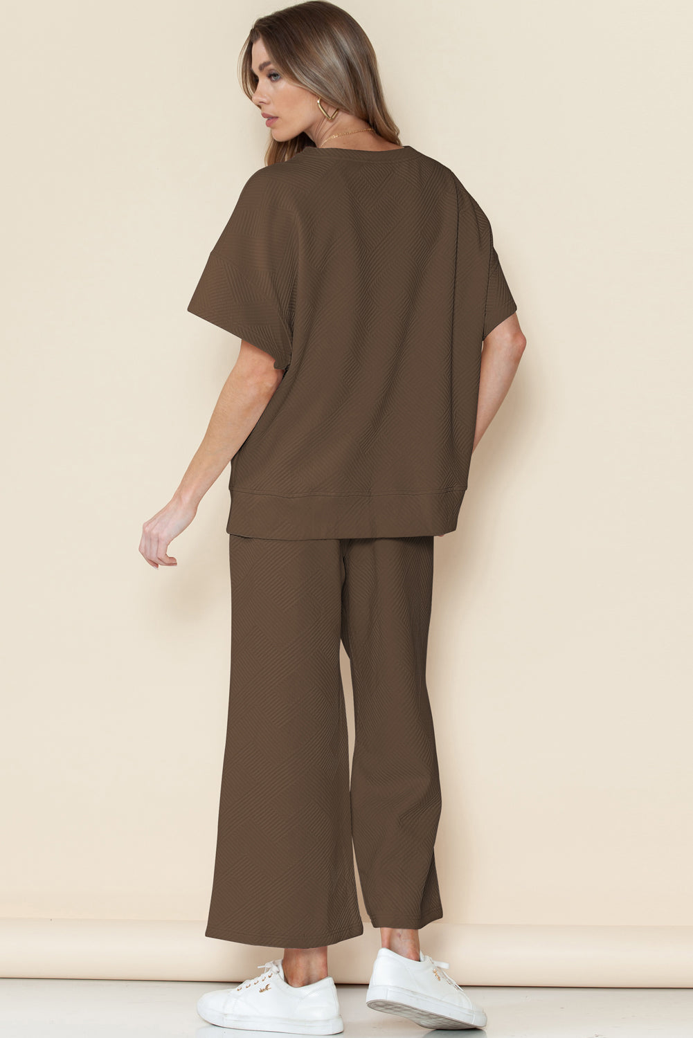 Schwarzes, strukturiertes, locker sitzendes T-Shirt und Hose mit Kordelzug