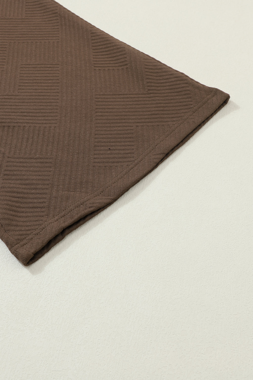 Schwarzes, strukturiertes, locker sitzendes T-Shirt und Hose mit Kordelzug
