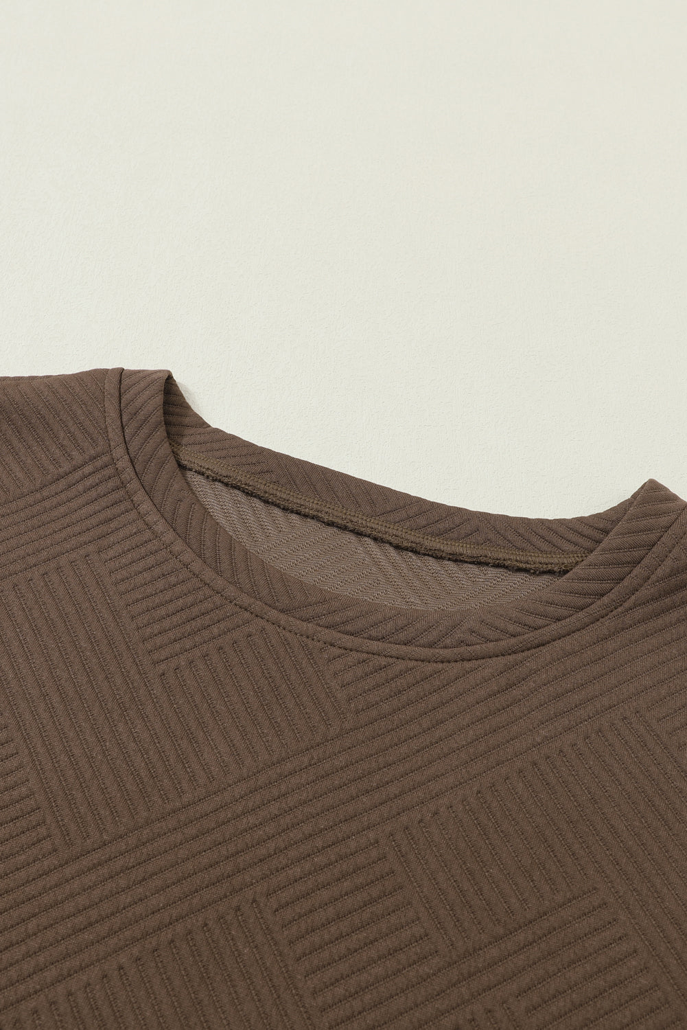 Schwarzes, strukturiertes, locker sitzendes T-Shirt und Hose mit Kordelzug