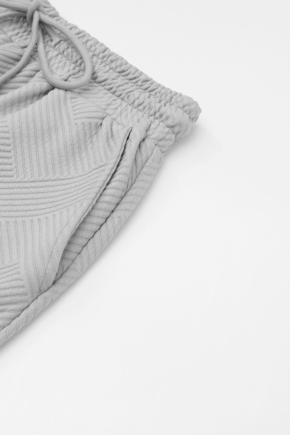 Schwarzes, strukturiertes, locker sitzendes T-Shirt und Hose mit Kordelzug