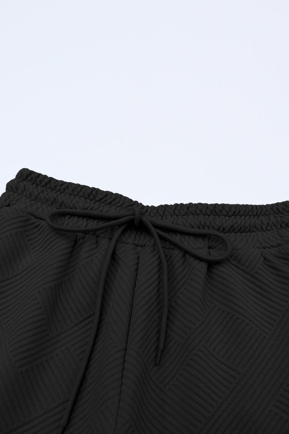 Schwarzes, strukturiertes, locker sitzendes T-Shirt und Hose mit Kordelzug