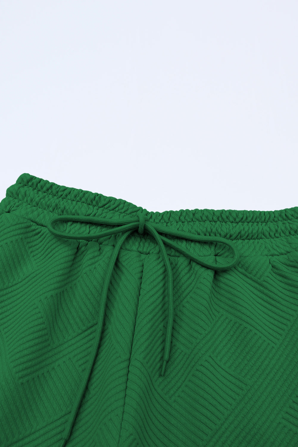 Schwarzes, strukturiertes, locker sitzendes T-Shirt und Hose mit Kordelzug