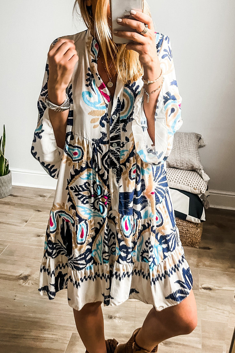 Weißes Boho-Minikleid mit Stufen und Ethno-Print