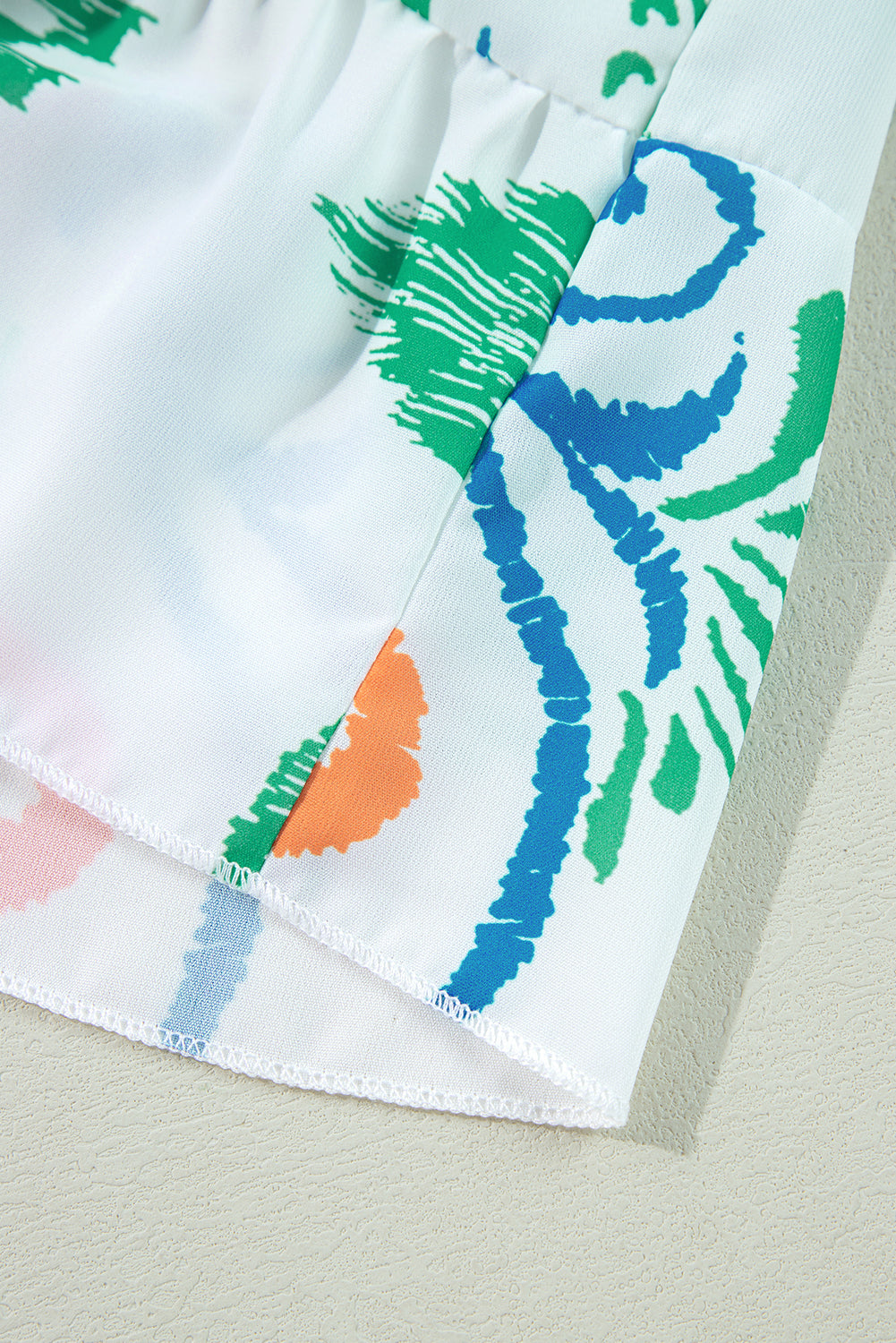 Weißes Boho-Minikleid mit Stufen und Ethno-Print
