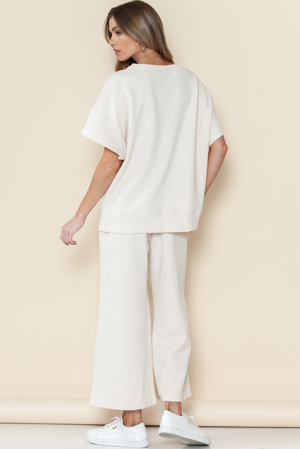 Schwarzes, strukturiertes, locker sitzendes T-Shirt und Hose mit Kordelzug