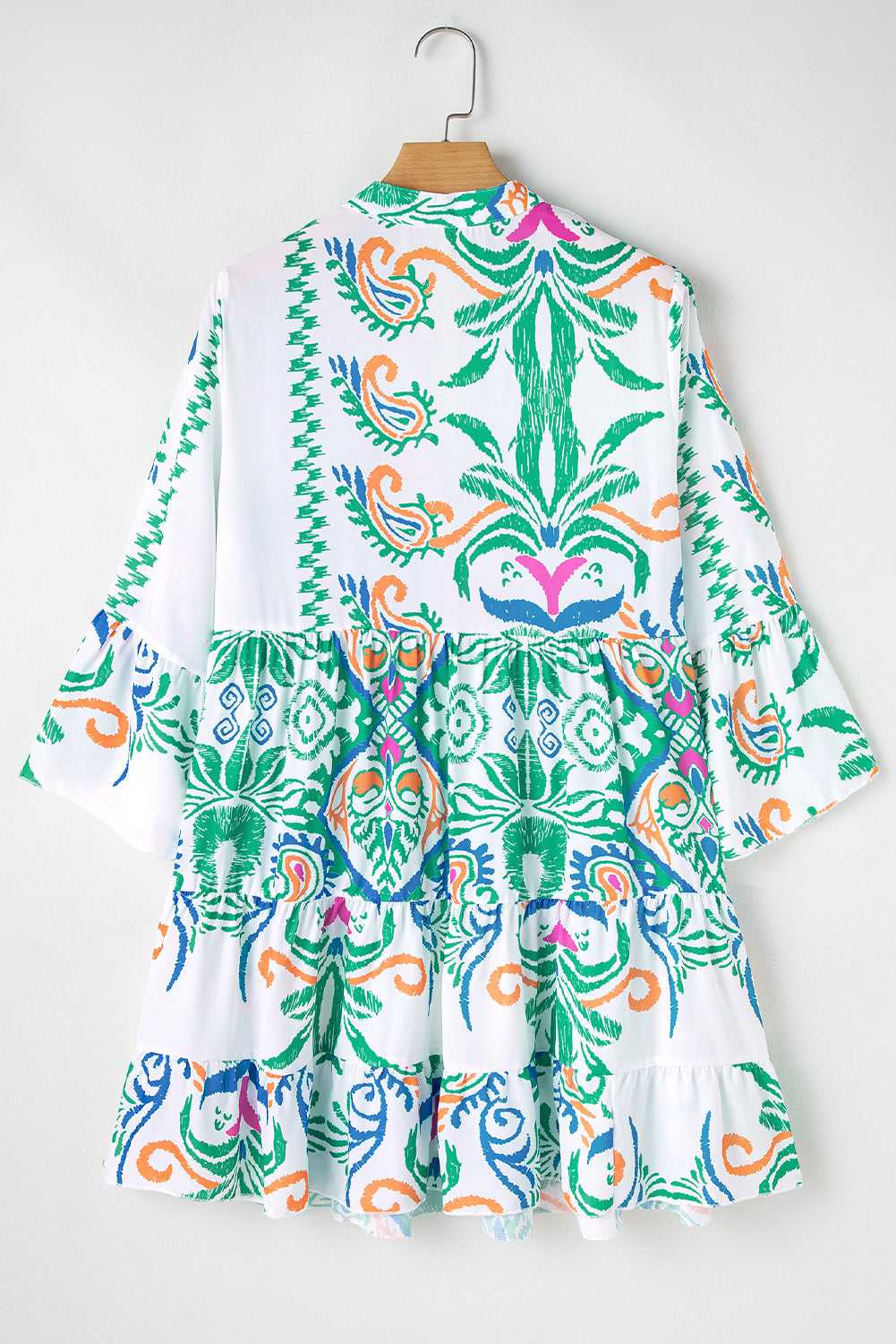Weißes Boho-Minikleid mit Stufen und Ethno-Print