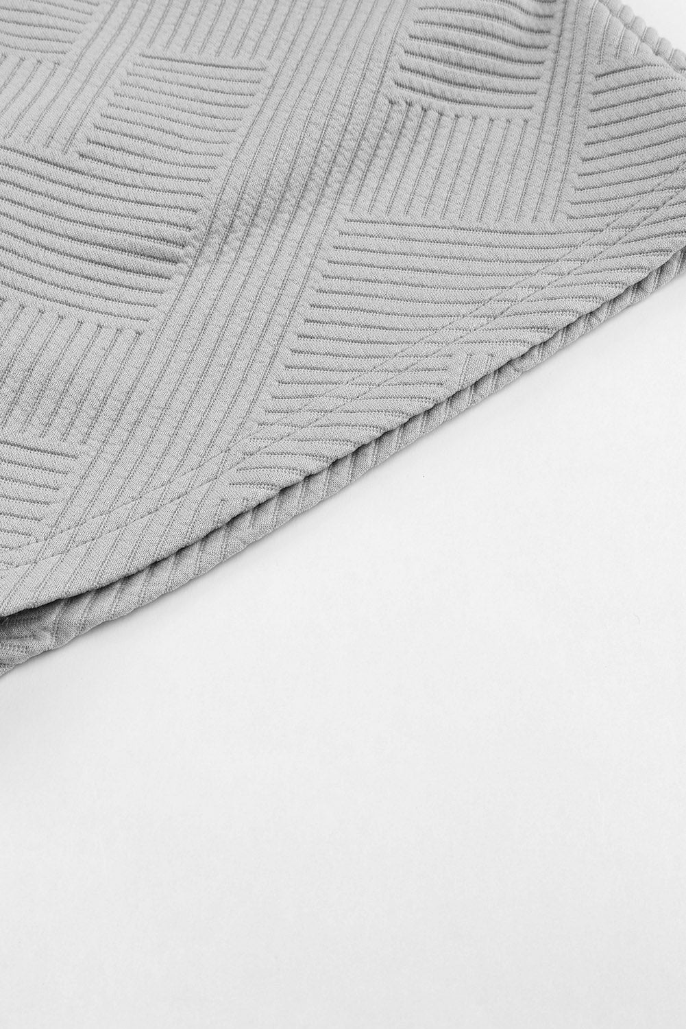 Graues Set mit langärmligem Oberteil und Shorts mit Kordelzug und Strukturmuster