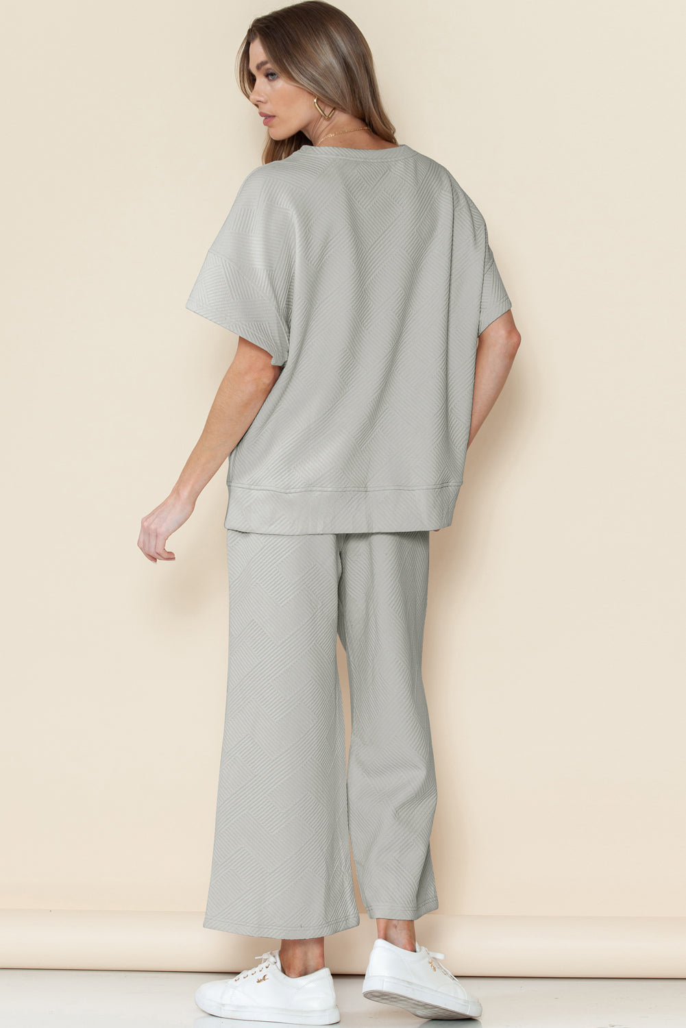 Schwarzes, strukturiertes, locker sitzendes T-Shirt und Hose mit Kordelzug
