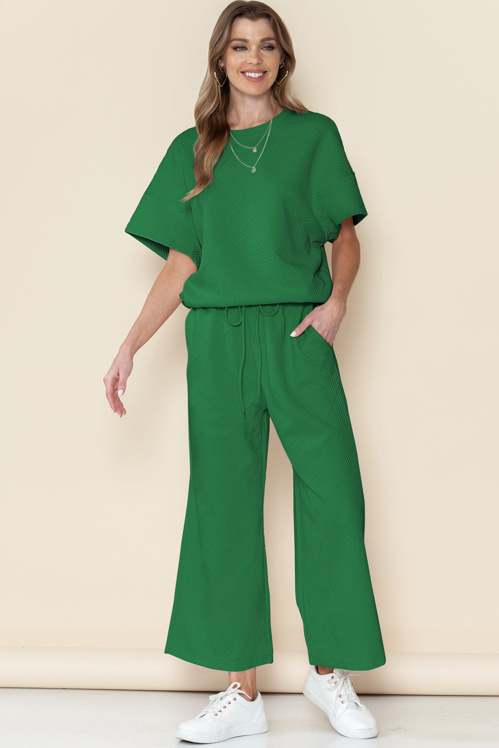 Schwarzes, strukturiertes, locker sitzendes T-Shirt und Hose mit Kordelzug