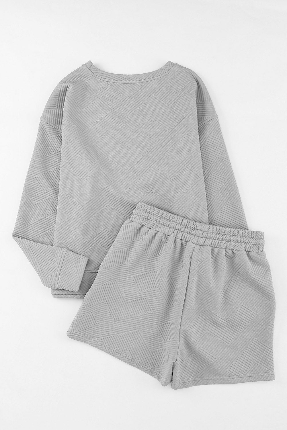 Graues Set mit langärmligem Oberteil und Shorts mit Kordelzug und Strukturmuster