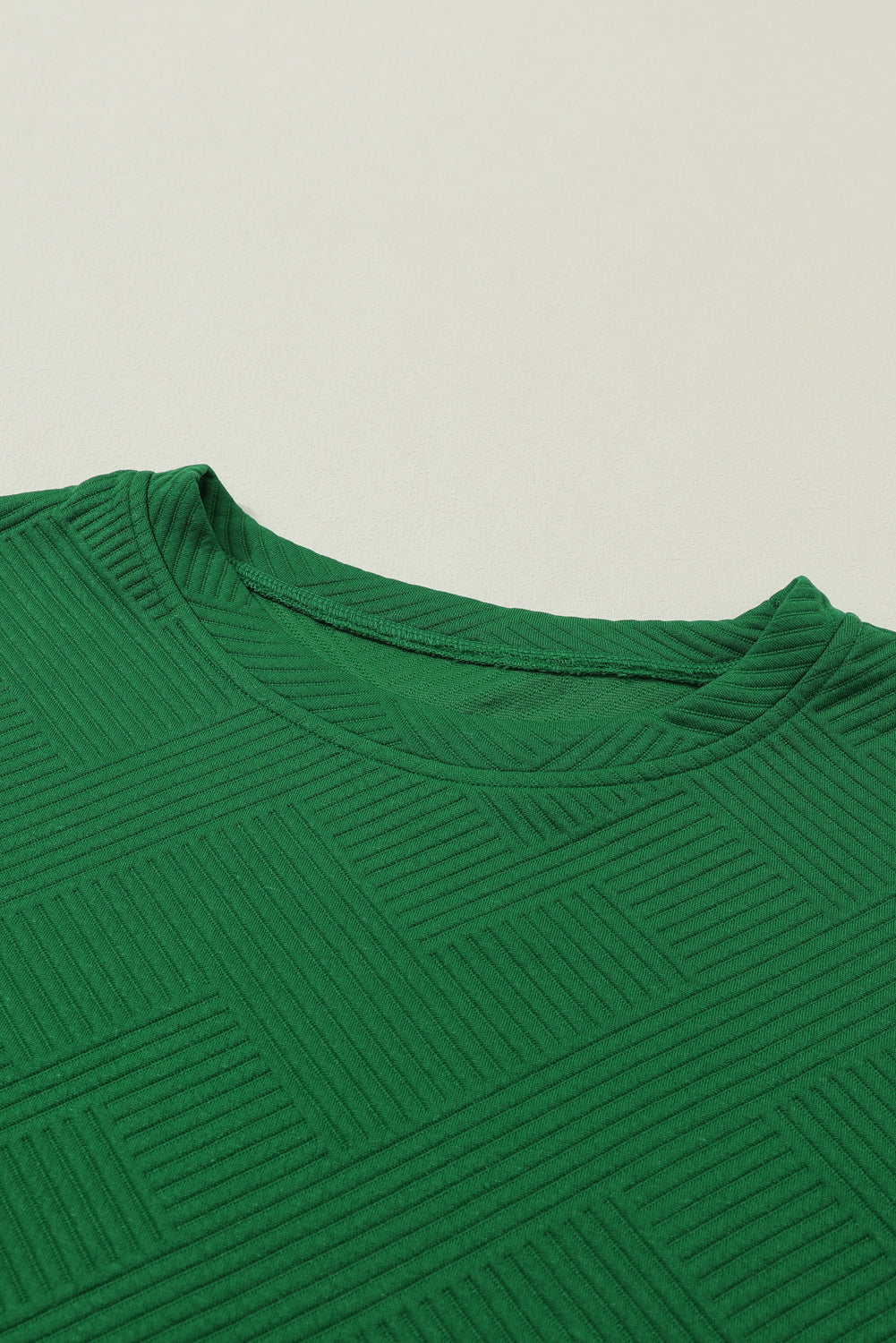 Schwarzes, strukturiertes, locker sitzendes T-Shirt und Hose mit Kordelzug