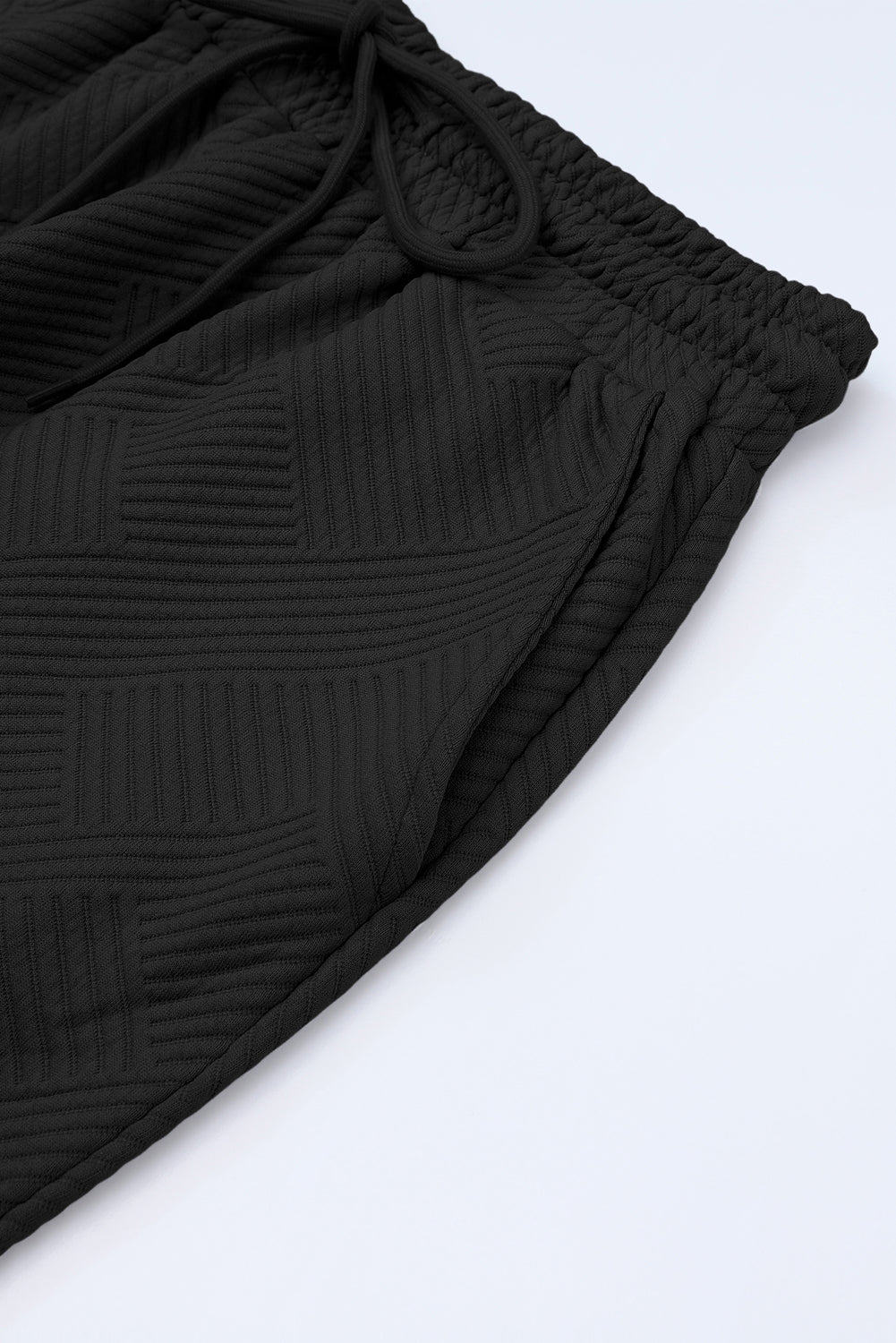 Schwarzes, strukturiertes, locker sitzendes T-Shirt und Hose mit Kordelzug