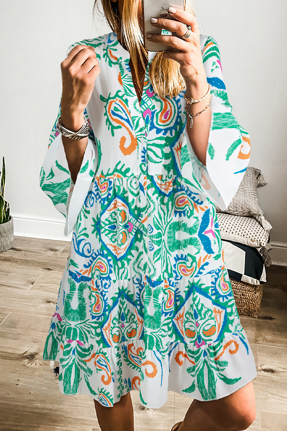 Weißes Boho-Minikleid mit Stufen und Ethno-Print