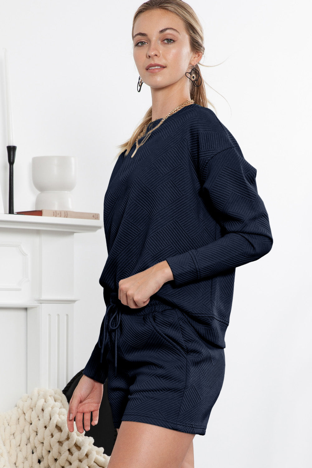 Graues Set mit langärmligem Oberteil und Shorts mit Kordelzug und Strukturmuster
