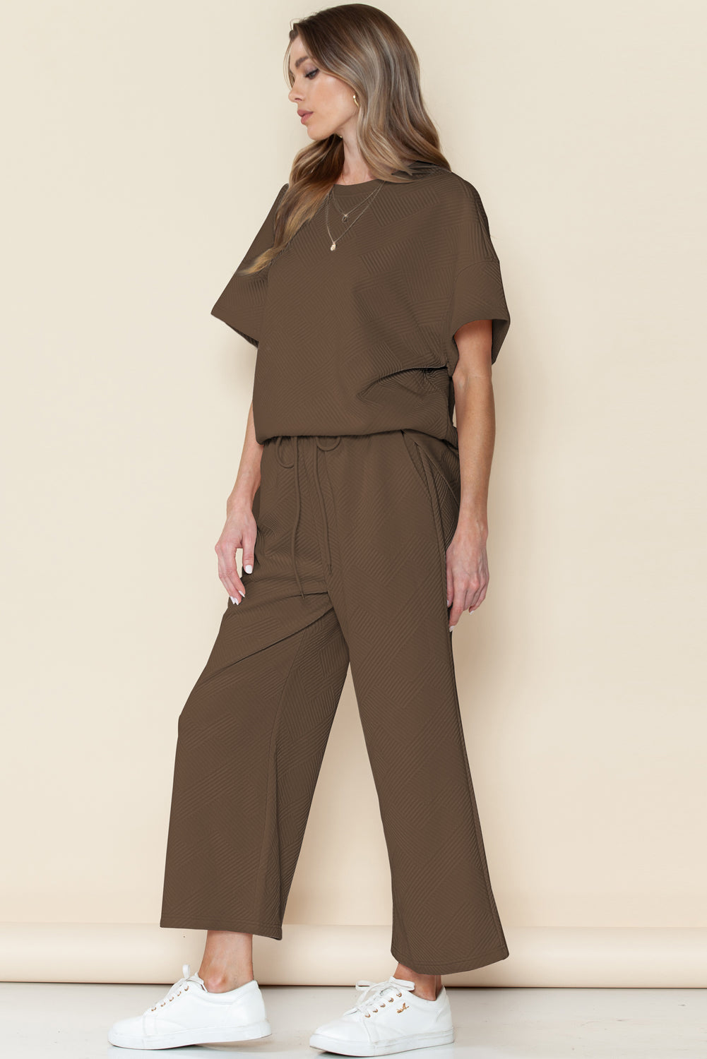 Schwarzes, strukturiertes, locker sitzendes T-Shirt und Hose mit Kordelzug