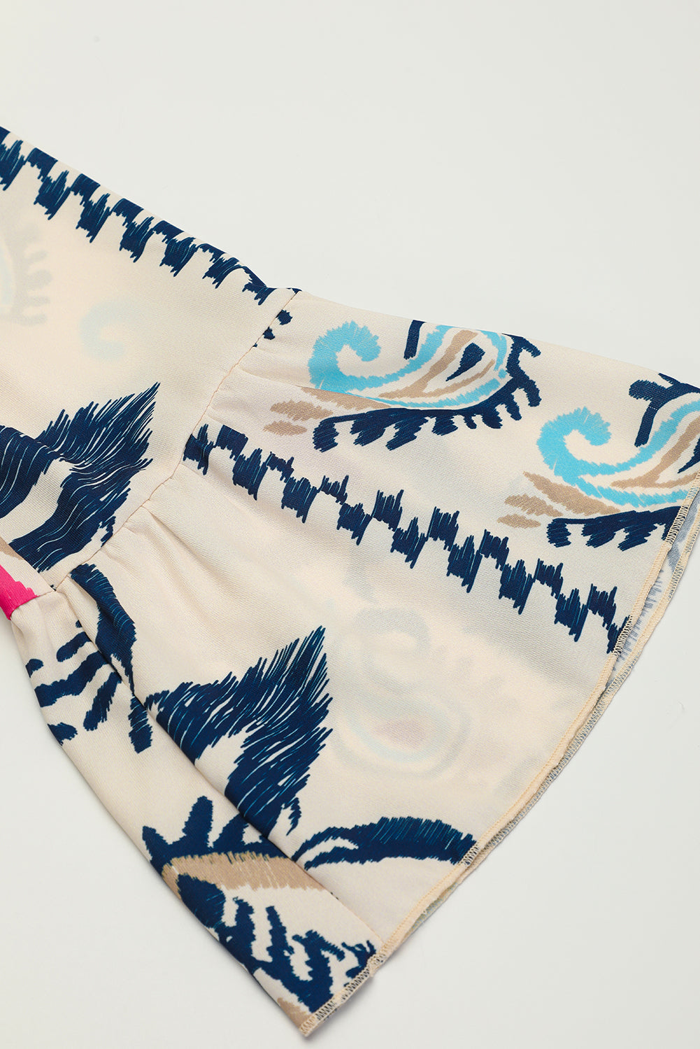 Weißes Boho-Minikleid mit Stufen und Ethno-Print