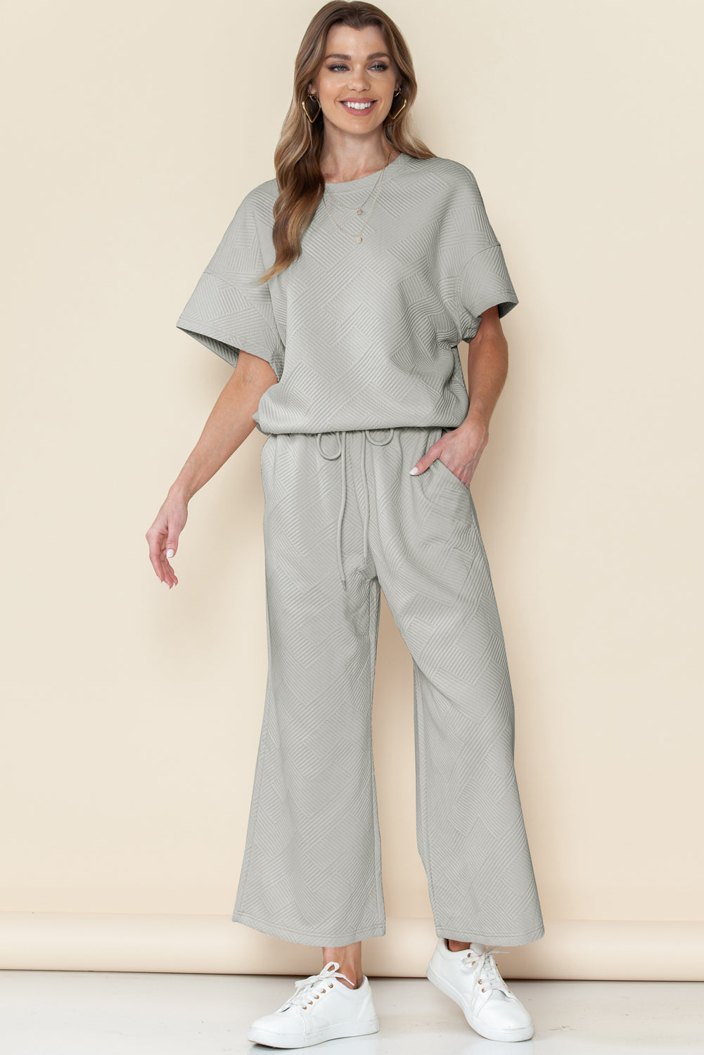 Schwarzes, strukturiertes, locker sitzendes T-Shirt und Hose mit Kordelzug
