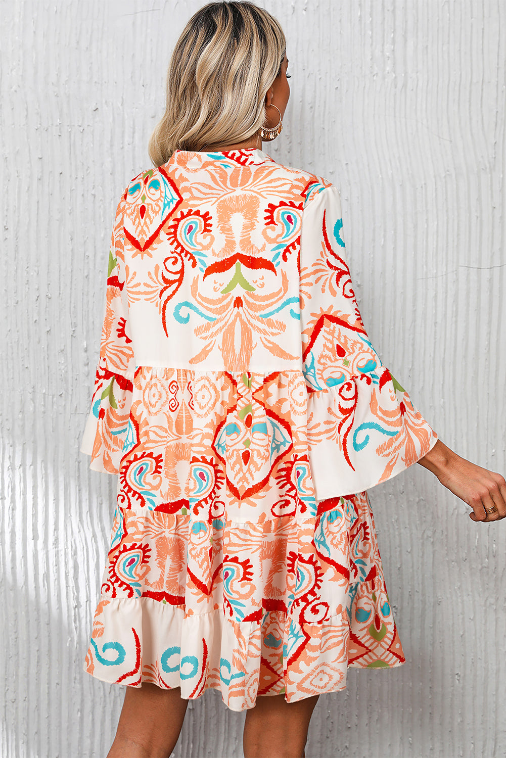Weißes Boho-Minikleid mit Stufen und Ethno-Print