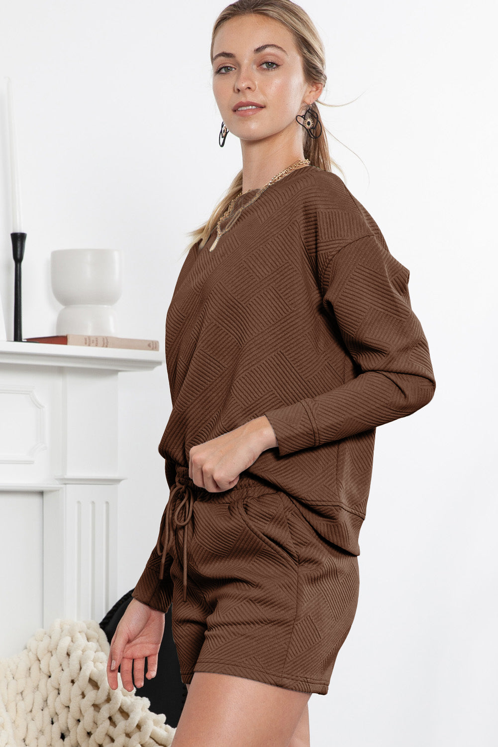 Graues Set mit langärmligem Oberteil und Shorts mit Kordelzug und Strukturmuster