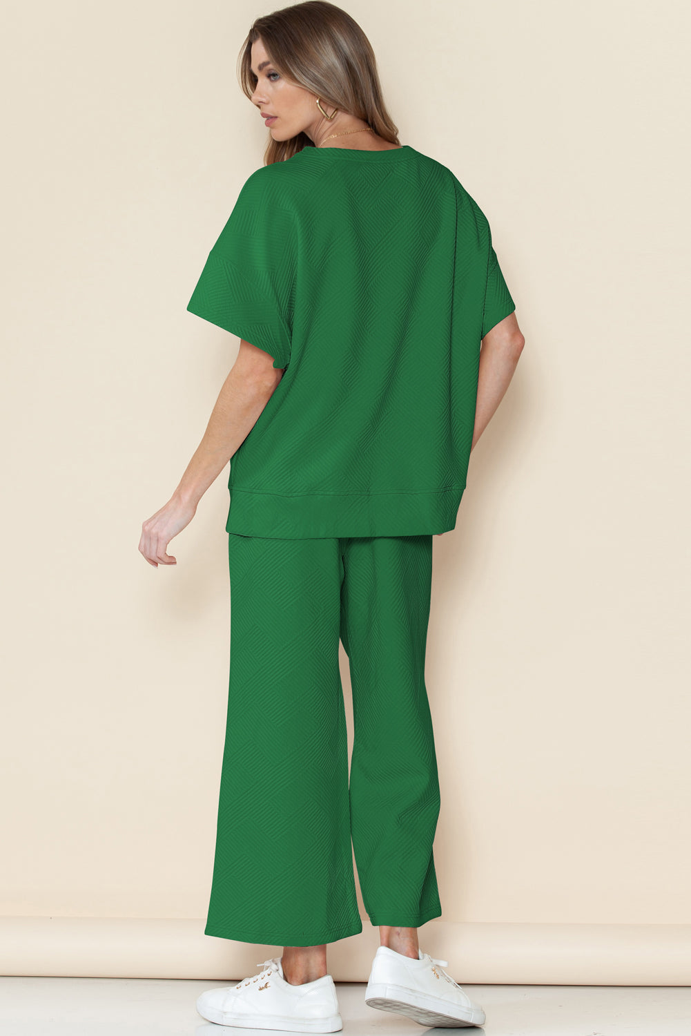 Schwarzes, strukturiertes, locker sitzendes T-Shirt und Hose mit Kordelzug
