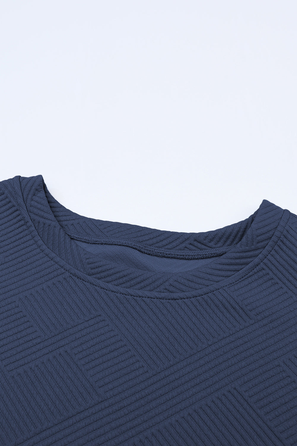 Schwarzes, strukturiertes, locker sitzendes T-Shirt und Hose mit Kordelzug