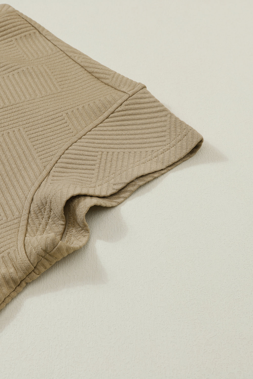 Schwarzes, strukturiertes, locker sitzendes T-Shirt und Hose mit Kordelzug