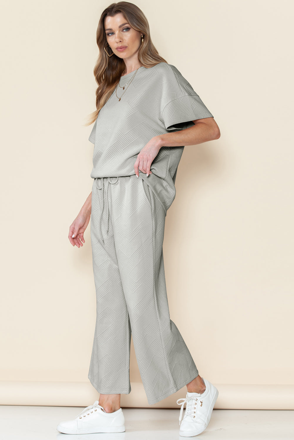 Schwarzes, strukturiertes, locker sitzendes T-Shirt und Hose mit Kordelzug