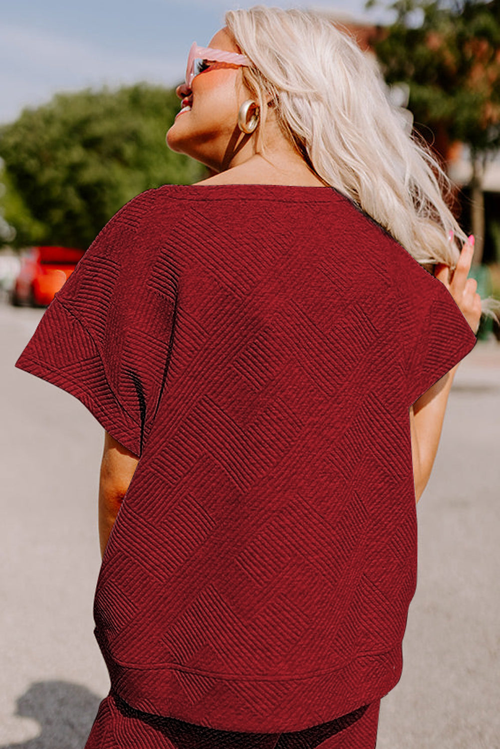 Schwarzes, strukturiertes, locker sitzendes T-Shirt und Hose mit Kordelzug