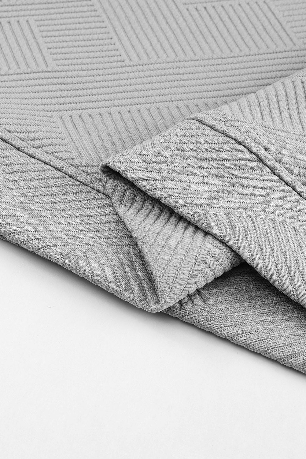 Graues Set mit langärmligem Oberteil und Shorts mit Kordelzug und Strukturmuster