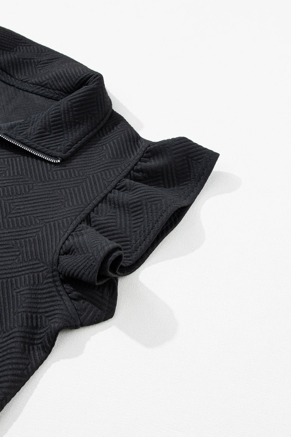 Schwarzes Set mit strukturiertem Rüschenoberteil mit Flügelärmeln und Hose mit weitem Bein