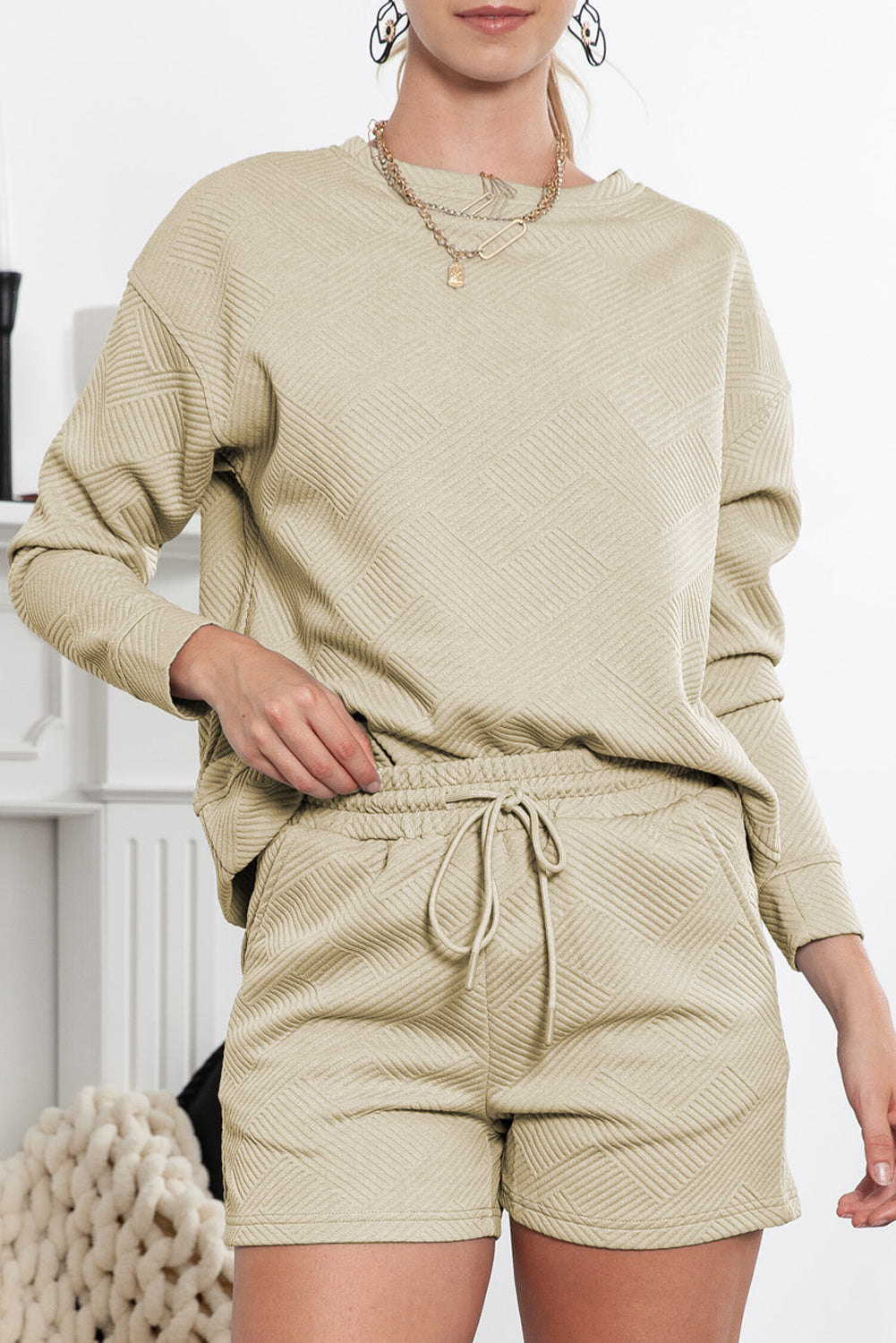 Graues Set mit langärmligem Oberteil und Shorts mit Kordelzug und Strukturmuster