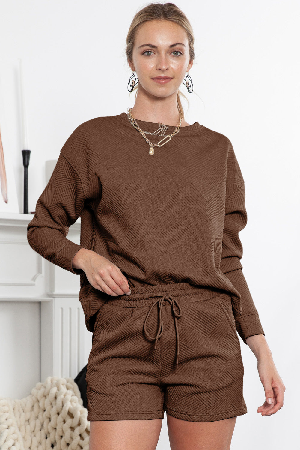 Graues Set mit langärmligem Oberteil und Shorts mit Kordelzug und Strukturmuster