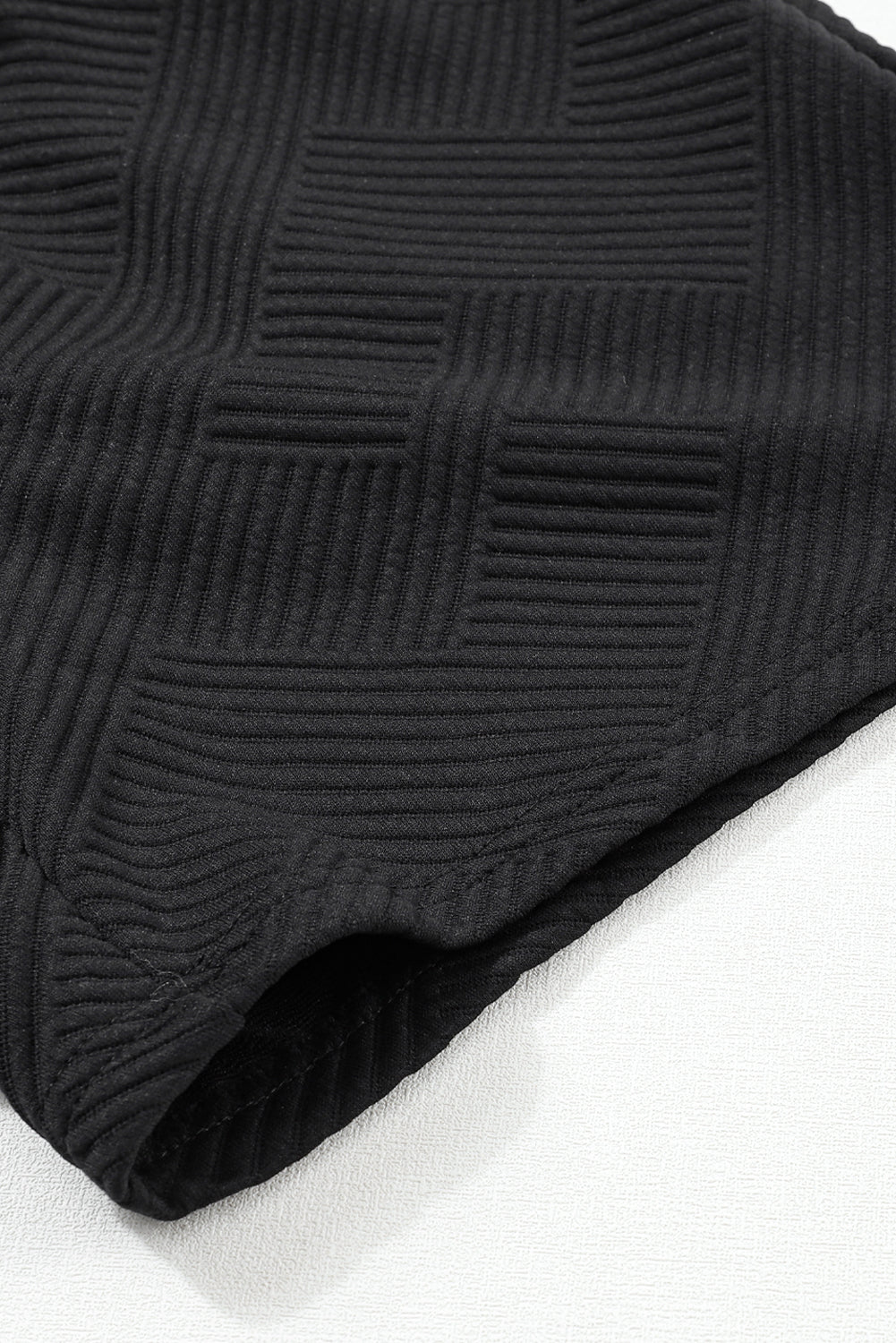 Graues Set mit langärmligem Oberteil und Shorts mit Kordelzug und Strukturmuster