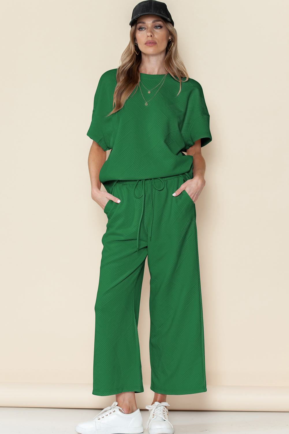 Schwarzes, strukturiertes, locker sitzendes T-Shirt und Hose mit Kordelzug