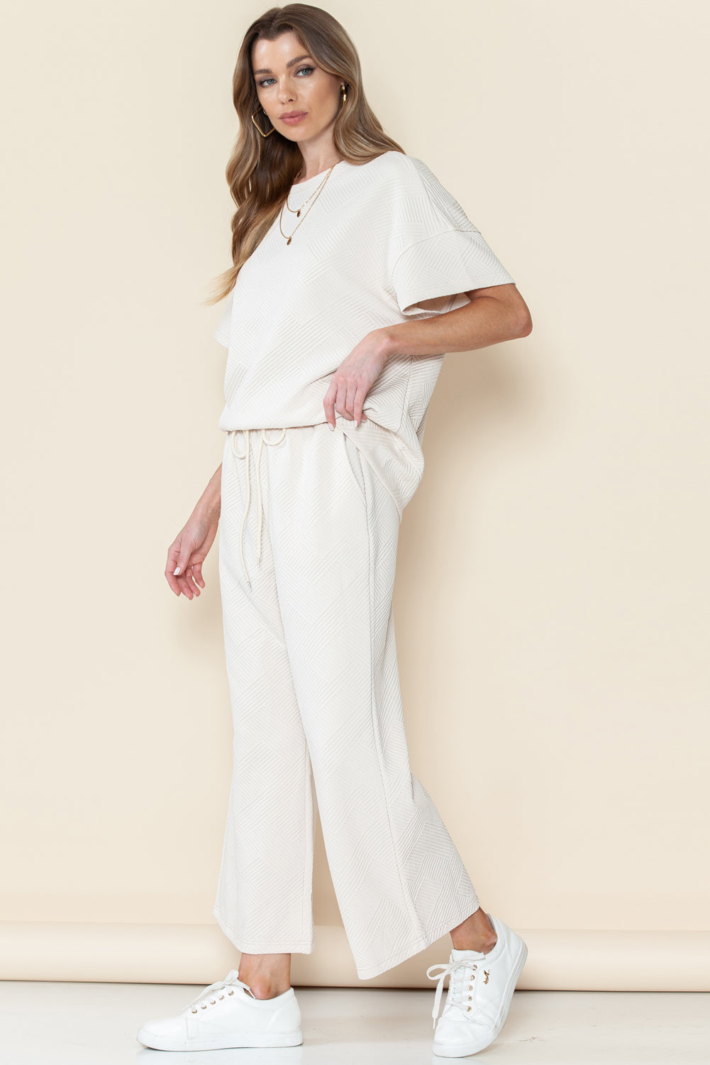 Schwarzes, strukturiertes, locker sitzendes T-Shirt und Hose mit Kordelzug