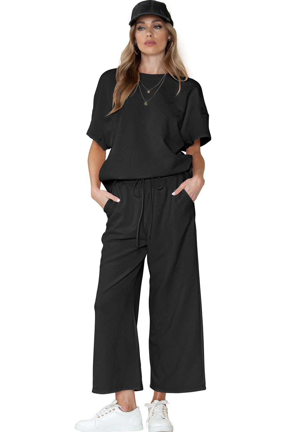 Schwarzes, strukturiertes, locker sitzendes T-Shirt und Hose mit Kordelzug