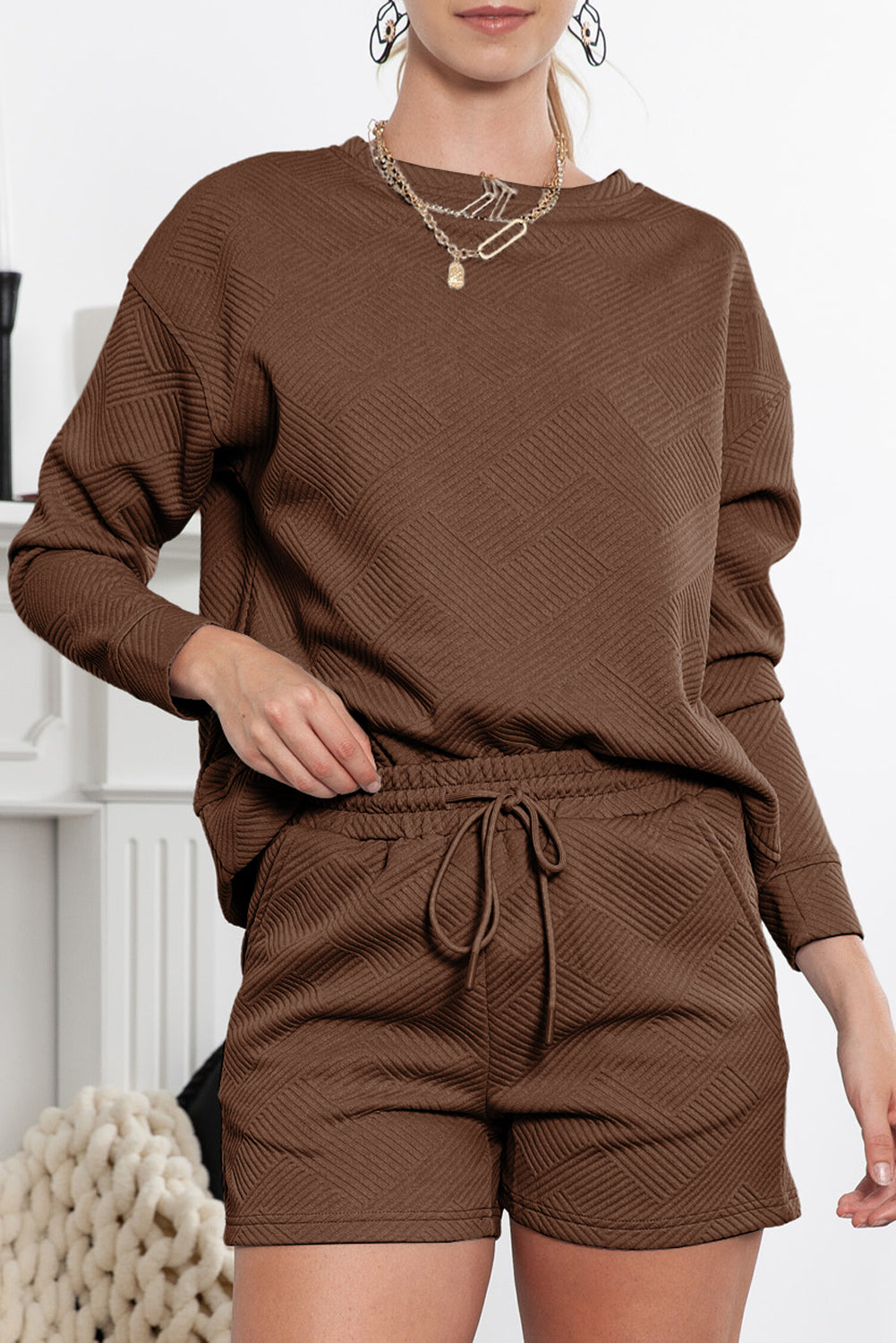 Graues Set mit langärmligem Oberteil und Shorts mit Kordelzug und Strukturmuster