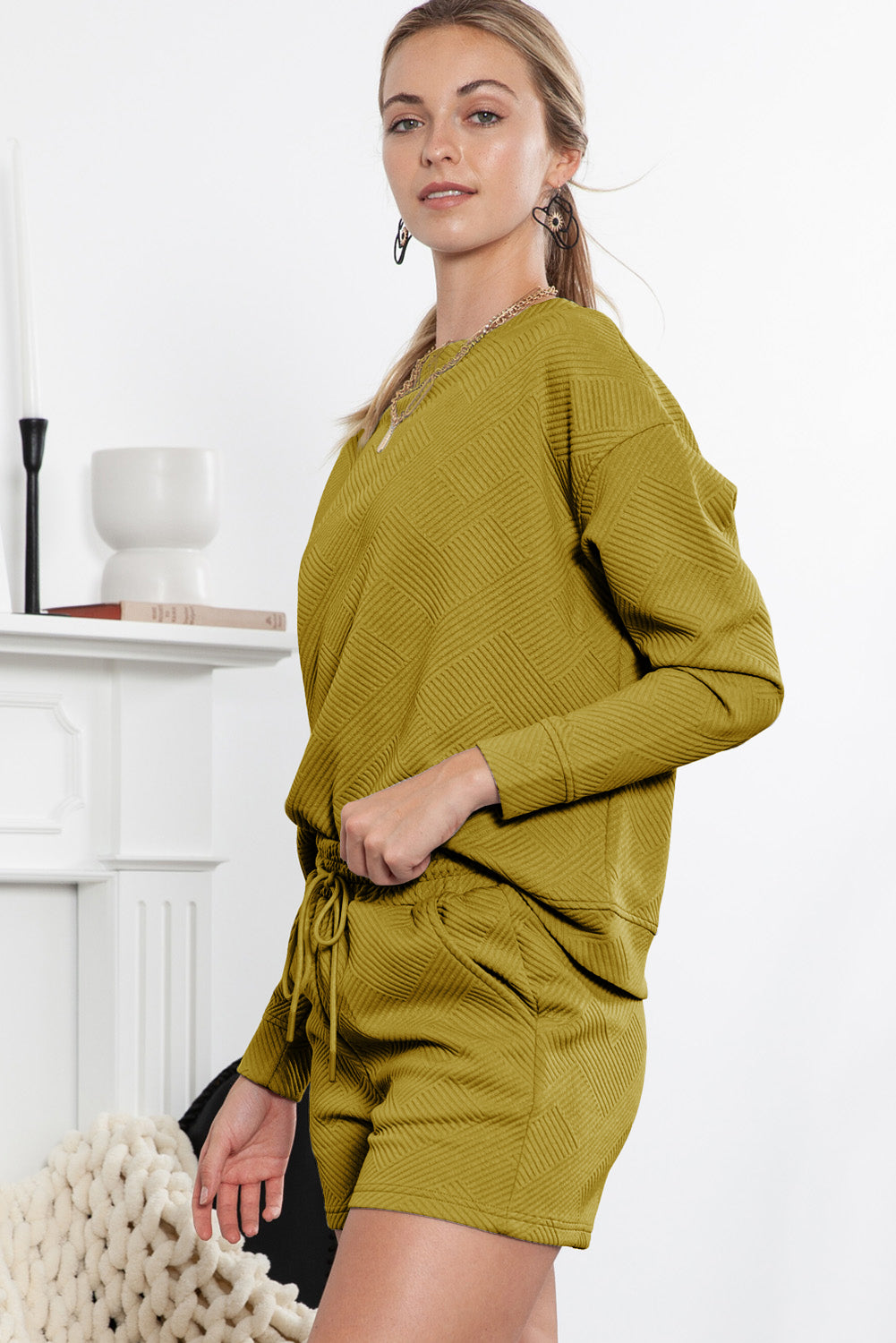 Graues Set mit langärmligem Oberteil und Shorts mit Kordelzug und Strukturmuster