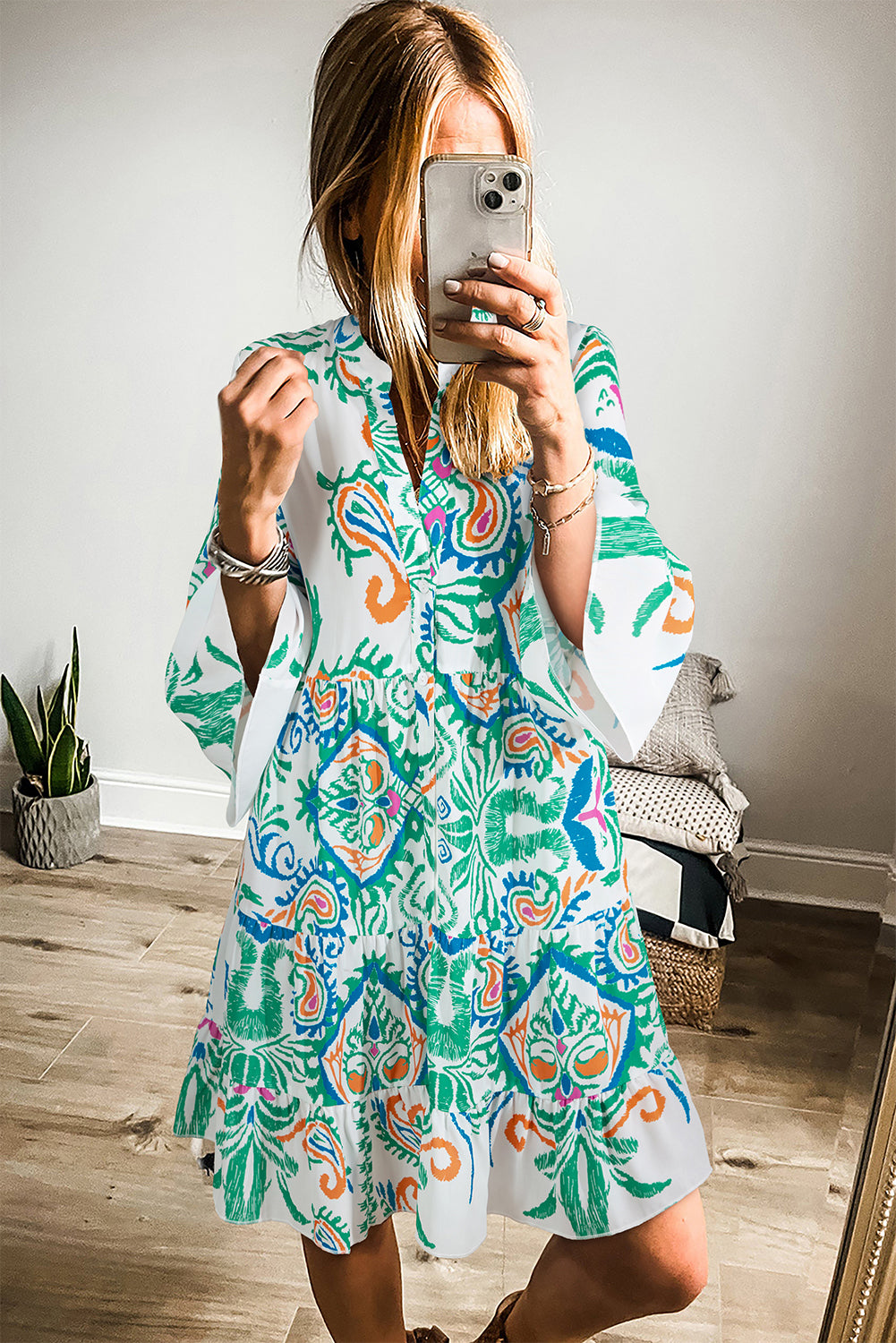 Weißes Boho-Minikleid mit Stufen und Ethno-Print