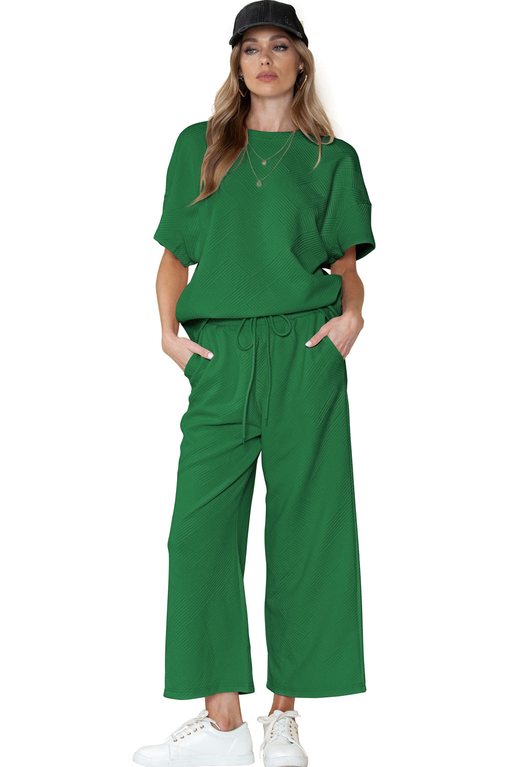 Schwarzes, strukturiertes, locker sitzendes T-Shirt und Hose mit Kordelzug