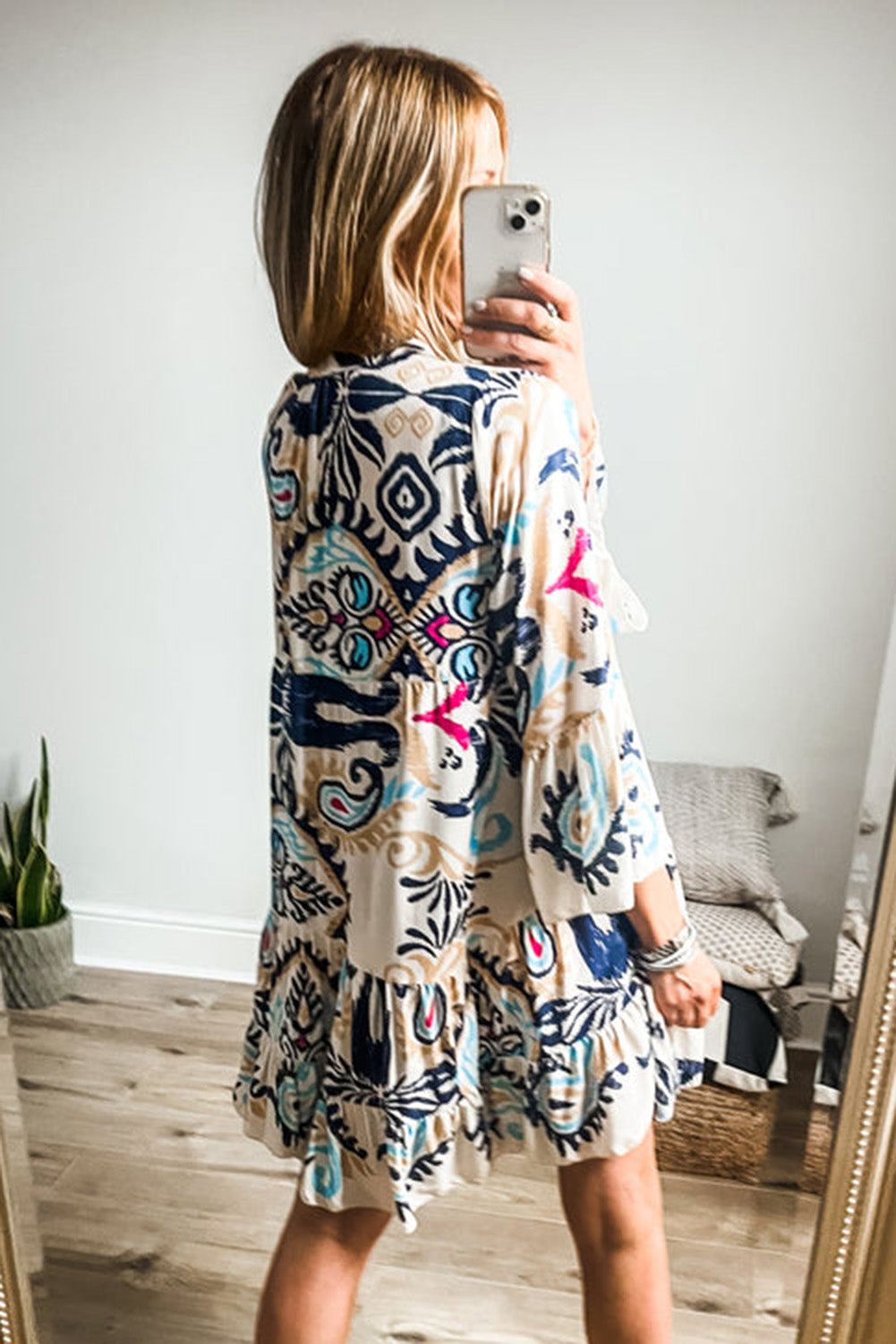 Weißes Boho-Minikleid mit Stufen und Ethno-Print
