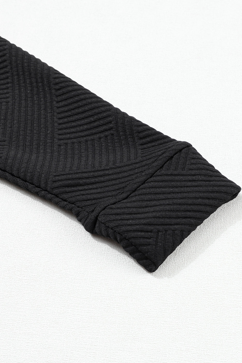 Graues Set mit langärmligem Oberteil und Shorts mit Kordelzug und Strukturmuster