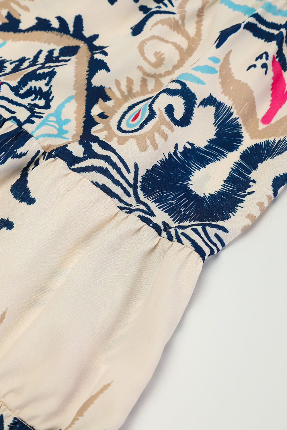 Weißes Boho-Minikleid mit Stufen und Ethno-Print