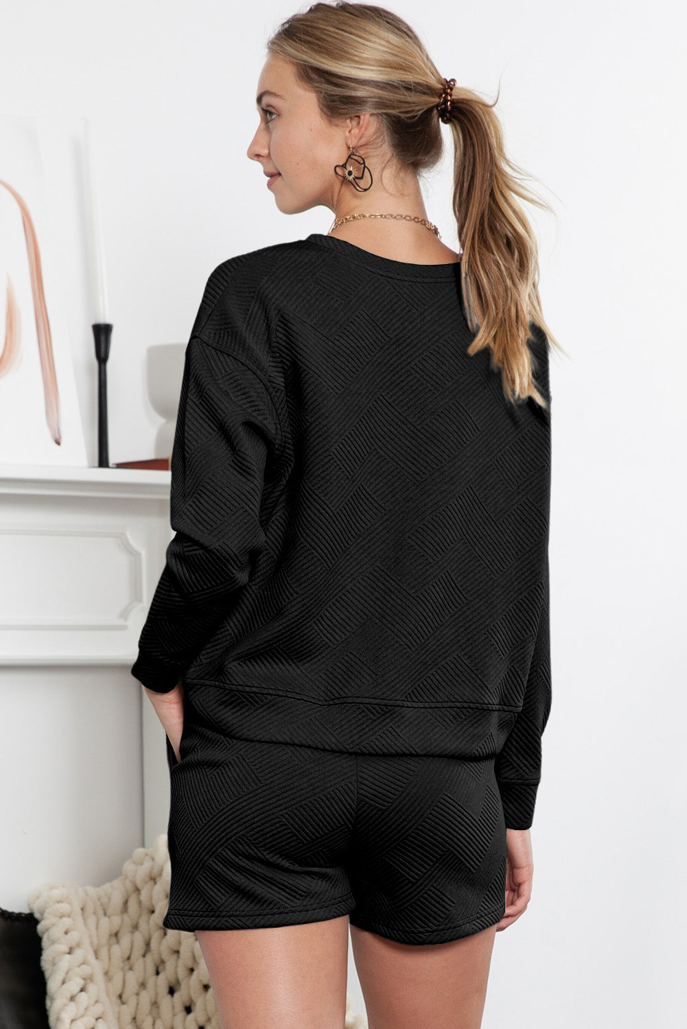 Graues Set mit langärmligem Oberteil und Shorts mit Kordelzug und Strukturmuster